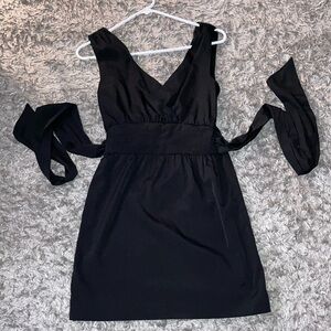 Elegant Black Sleeveless little black dress gap SZ 0 V neck front & back summer